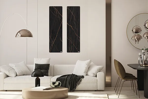 Foto eines hellen Wohnzimmers mit zwei HEAzs Produkten montiert an einer weißen Wand.