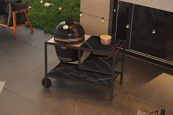 Gerendertes Foto der CB Monolith Grill Station auf einer Terasse.